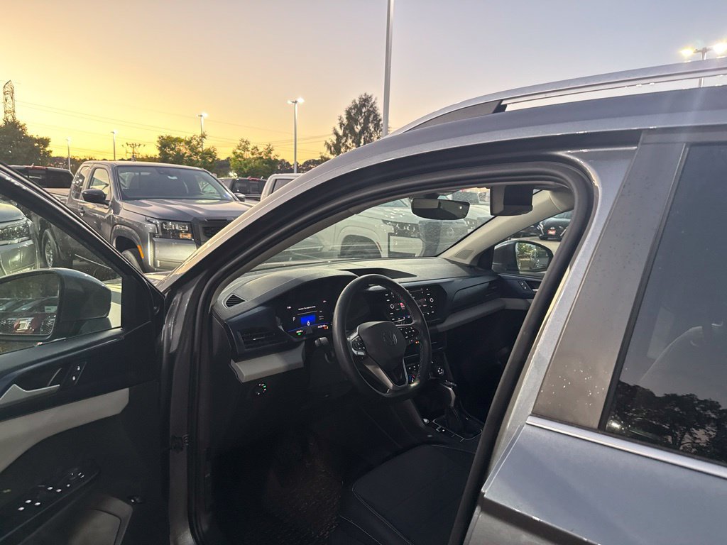 Used 2023 Volkswagen Taos SE FWD image 5