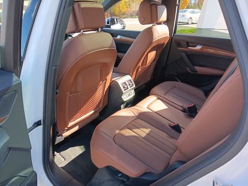 Used 2023 Audi Q5 Premium w/ Convenience Package image 17