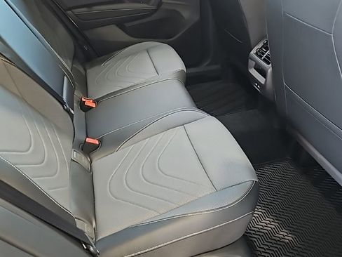 New 2026 Volkswagen Tiguan SE R-Line FWD image 17