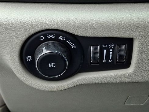 Used 2018 Chrysler Pacifica Touring-L image 26