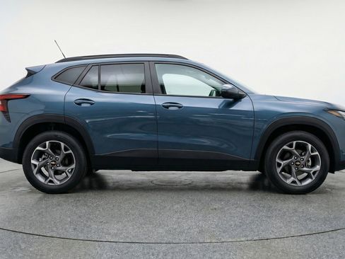 Used 2025 Chevrolet Trax LT w/ LT Convenience Package image 8