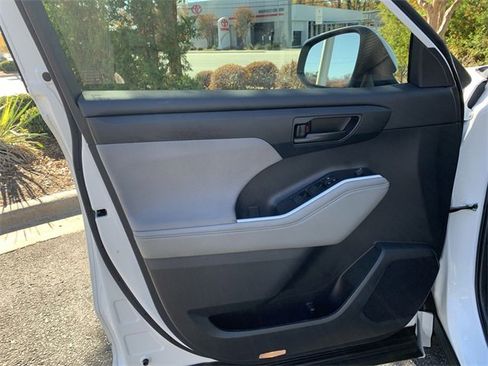 Certified 2023 Toyota Highlander L image 17
