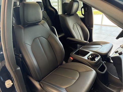 Certified 2025 Chrysler Pacifica Select w/ Uconnect Theater Family Group FWD image 21