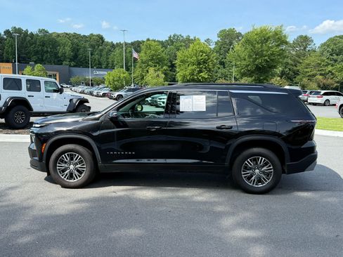 Used 2024 Chevrolet Traverse LT FWD image 2