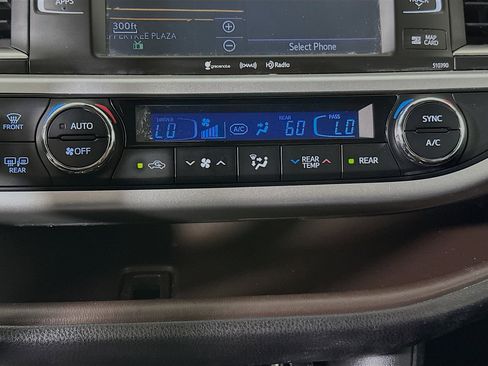 Used 2019 Toyota Highlander XLE FWD image 23