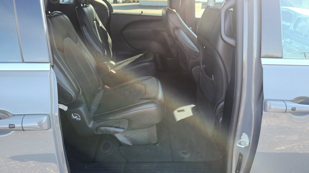 Used 2025 Chrysler Pacifica Select FWD image 12