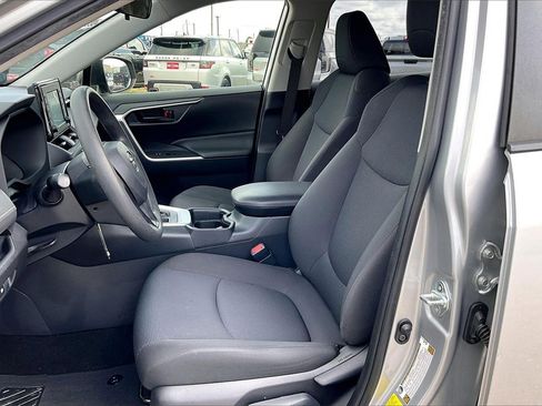 Used 2019 Toyota RAV4 LE image 18