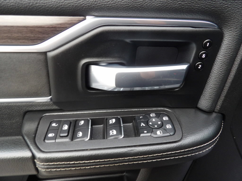 Used 2025 RAM 3500 Laramie AWD/4WD image 15