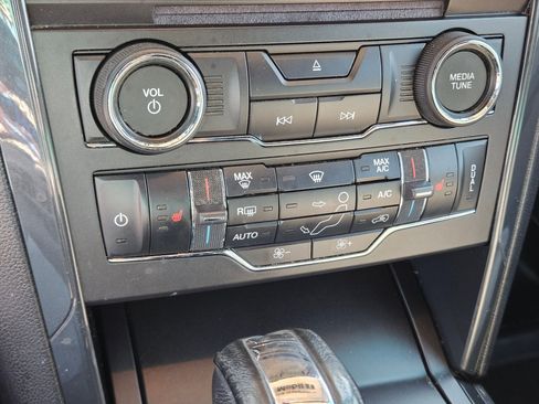 Used 2017 Ford Explorer XLT w/ Equipment Group 202A AWD/4WD image 25