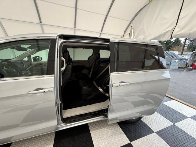 Used 2024 Chrysler Pacifica Touring-L AWD/4WD image 19