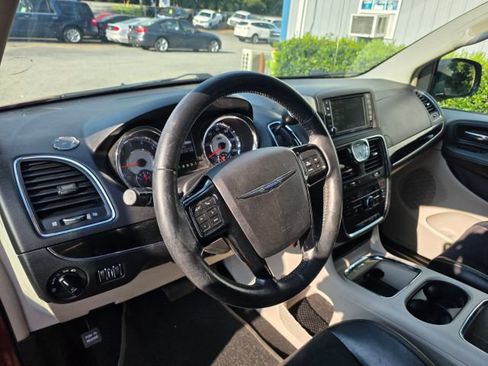 Used 2014 Chrysler Town & Country Touring-L FWD image 13