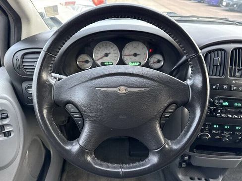 Used 2005 Chrysler Town & Country Touring w/ Luxury Group image 22