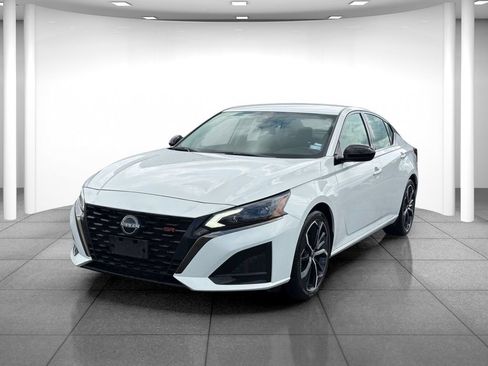 Used 2024 Nissan Altima 2.5 SR FWD image 3