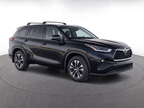 Used 2024 Toyota Highlander XLE AWD/4WD image 2
