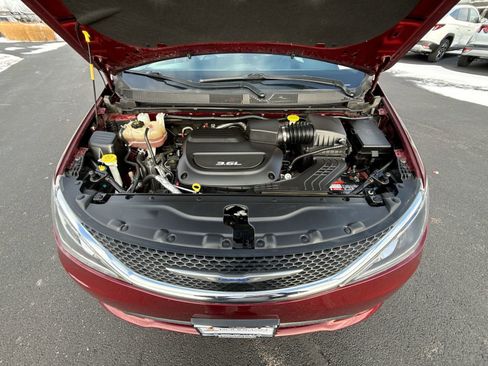 Used 2018 Chrysler Pacifica Touring-L Plus image 27