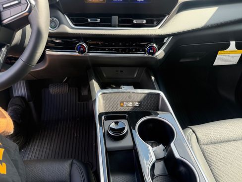 New 2027 Chevrolet Equinox LT w/ Convenience Package II FWD image 21