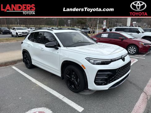 Used 2025 Volkswagen Tiguan SE R-Line image 1