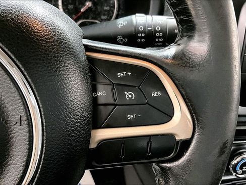 Used 2016 Jeep Renegade Latitude AWD/4WD image 19