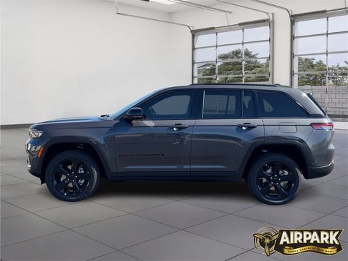 New 2025 Jeep Grand Cherokee Laredo image 7