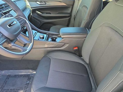 New 2025 Jeep Grand Cherokee Laredo image 4