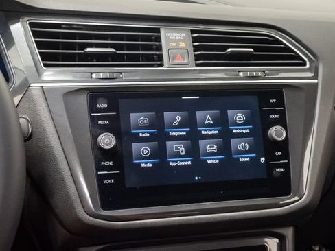 Used 2023 Volkswagen Tiguan SE FWD image 17