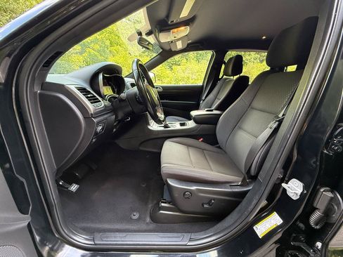 Used 2020 Jeep Grand Cherokee Laredo AWD/4WD image 13