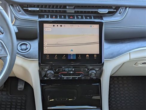 Used 2023 Jeep Grand Cherokee Limited image 28