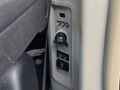 Used 2014 Chrysler Town & Country Touring image 31