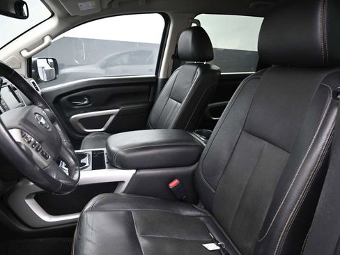 Used 2019 Nissan Titan SL image 10
