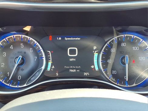 Used 2023 Chrysler Pacifica Limited FWD image 14