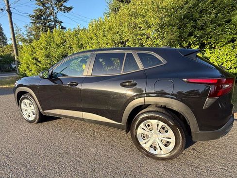 Used 2025 Chevrolet Trax LS FWD image 8