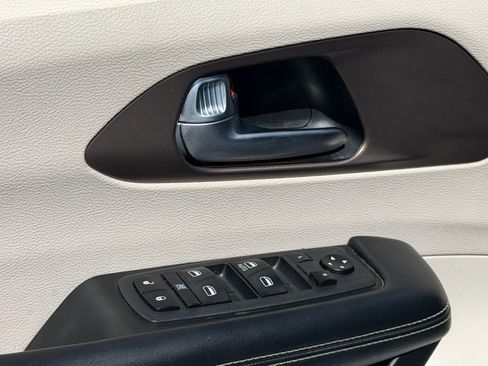 Used 2021 Chrysler Voyager L FWD image 24