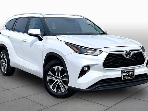 Used 2023 Toyota Highlander XLE FWD image 3