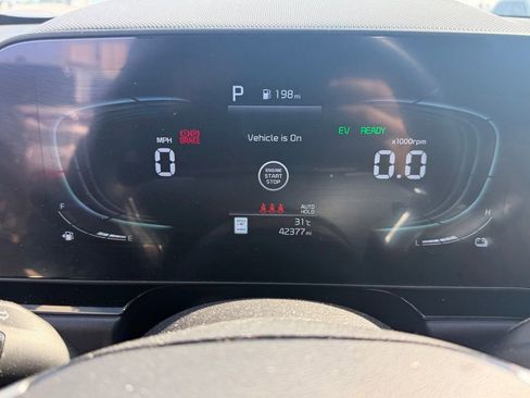 Used 2025 Kia Niro SX image 13