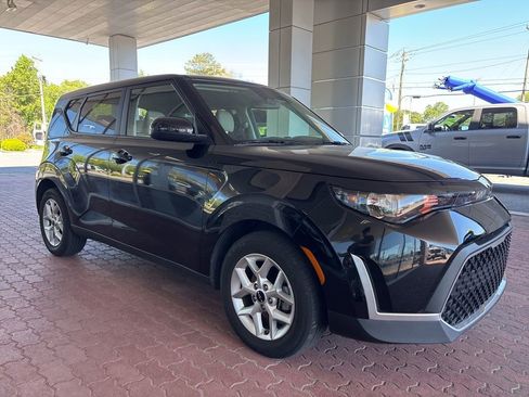 Used 2023 Kia Soul LX w/ Option Group 015 FWD image 2