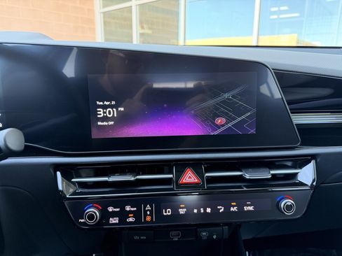 Used 2025 Kia Niro EX Touring FWD image 19