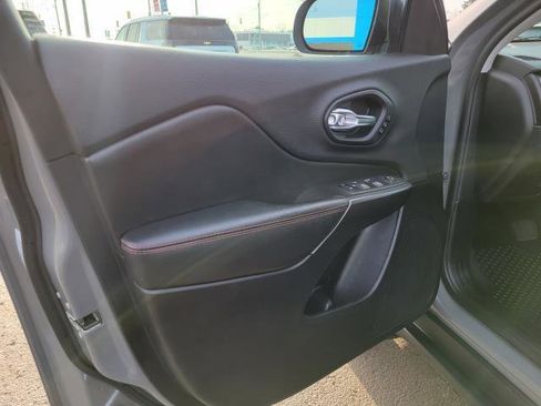 Used 2019 Jeep Cherokee Trailhawk image 6