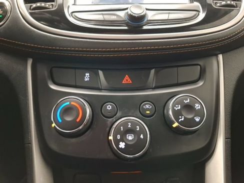 Used 2019 Chevrolet Trax LT w/ LT Convenience Package FWD image 25