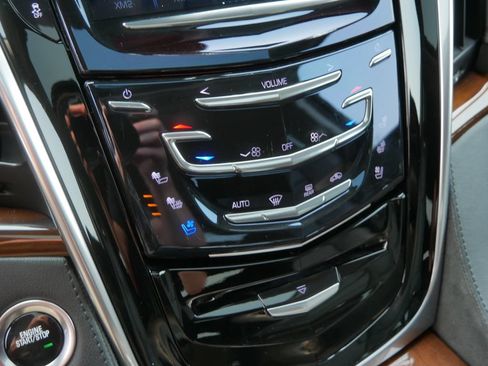 Used 2020 Cadillac Escalade Premium Luxury w/ Escalade Sport Edition AWD/4WD image 31