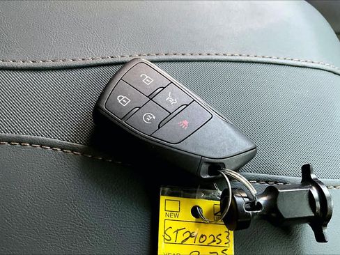 Used 2025 GMC Acadia AT4 w/ Luxury Package AWD/4WD image 14
