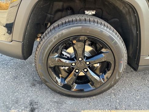 New 2025 Jeep Grand Cherokee Limited w/ Black Appearance Package AWD/4WD image 9
