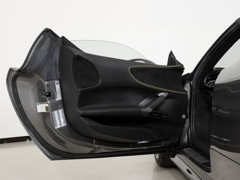 Used 2022 Ferrari SF90 Spider image 32