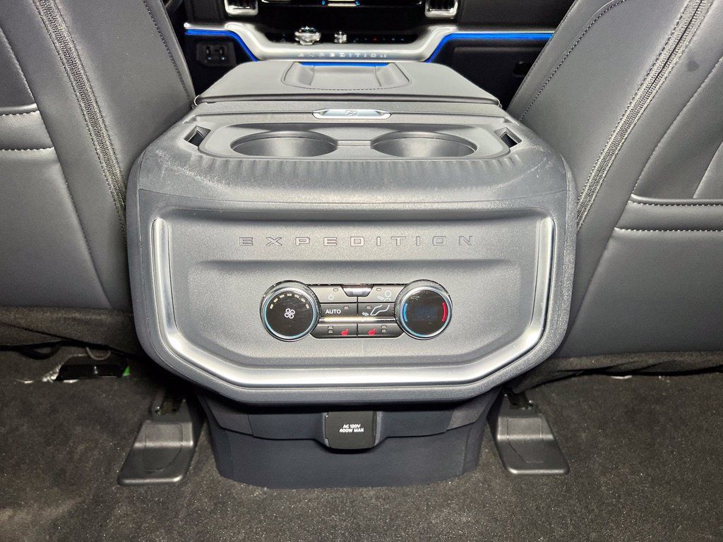 Used 2025 Ford Expedition Platinum w/ Driver's Package AWD/4WD image 18