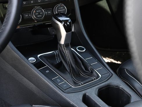 Used 2023 Volkswagen Jetta SE w/ Panoramic Sunroof Package image 24