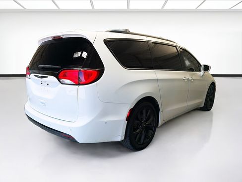 Used 2019 Chrysler Pacifica Limited w/ Advanced Safetytec Group FWD image 4