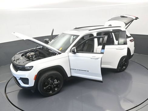 Used 2025 Jeep Grand Cherokee Altitude image 64