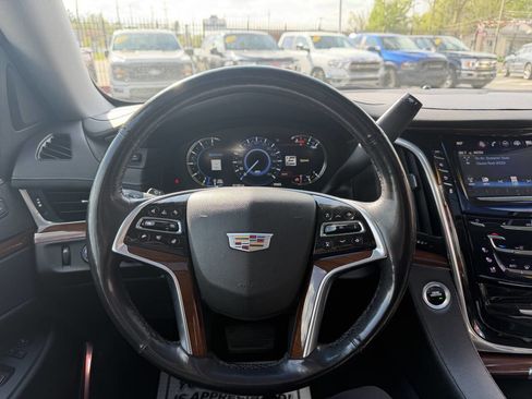 Used 2019 Cadillac Escalade Luxury AWD/4WD image 12