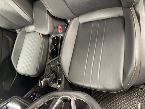 Used 2023 Volkswagen Tiguan SE w/ Panoramic Sunroof Package AWD/4WD image 14