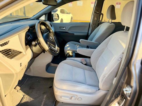 Used 2019 Toyota Sienna LE w/ Carpet Mat Package FWD image 21