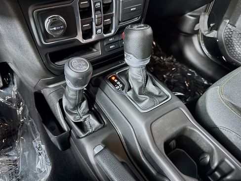 Used 2024 Jeep Wrangler Unlimited w/ Convenience Group AWD/4WD image 19